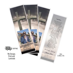 Könnte beinhalten: Ein Satz von drei Gedenk-Lesezeichen mit einem Foto eines Mannes im Anzug und Sonnenbrille. Die Lesezeichen zeigen ein Kreuz und einen Hintergrund mit bewölktem Himmel. Der Text auf den Lesezeichen lautet "In liebevoller Erinnerung" und enthält den Namen "Jhon Doe" und Daten. Die Lesezeichen sind 2.3/8 Zoll mal 9 Zoll groß.