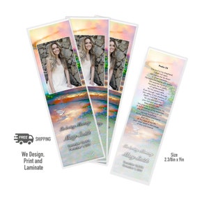Könnte beinhalten: Ein Satz von drei Gedenk-Lesezeichen mit einem Aquarellhintergrund, der einen Sonnenuntergang über einem Steinweg und Blumen zeigt. Die Lesezeichen haben ein Foto einer Frau in einem weißen Kleid und den Text "In liebevoller Erinnerung Mary Smith 12. Dezember 1974 Dezember 2019". Die Lesezeichen sind 2.3/8 Zoll mal 9 Zoll groß.