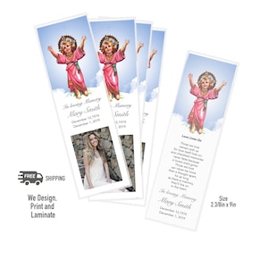 Könnte beinhalten: Ein Satz von fünf Lesezeichen-Gedenkkarten mit einem Bild eines Kinderengels mit Heiligenschein und einem rosa Kleid. Die Karten sind mit einem blauen Himmelhintergrund und Wolken bedruckt. Der Text auf den Karten lautet "In liebevoller Erinnerung Mary Smith 12. Dezember 1974 1. Dezember 2019" und "Liebe lebt weiter Die, die wir lieben, bleiben bei uns, denn die Liebe selbst lebt weiter, und geschätzte Erinnerungen verblassen nie, weil ein geliebter Mensch gegangen ist. Die, die wir lieben, können nie mehr als ein Gedanke sein, denn es gibt die Erinnerung, solange sie in unseren Herzen weiterleben." Die Karten sind 6 cm x 23 cm groß.