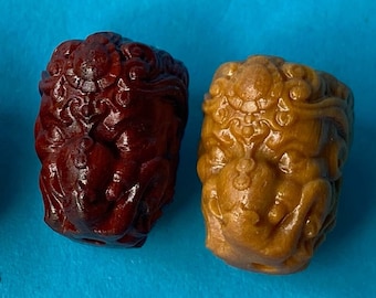 タグアナッツ彫刻仏像チャーム：手仕事のジュエリーペンダント