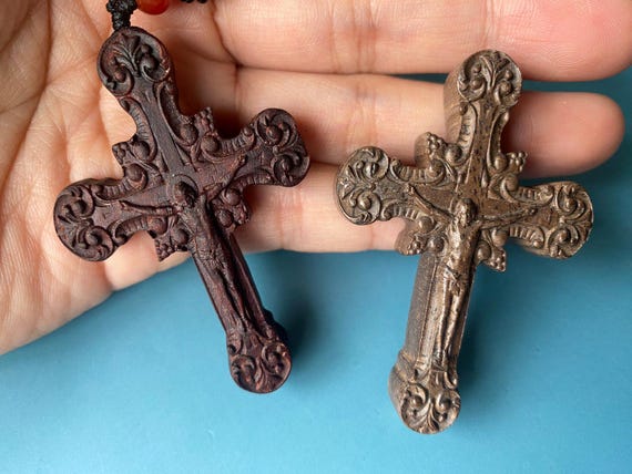 彫刻入り白檀製イエス・キリスト十字架ペンダント：キリスト教