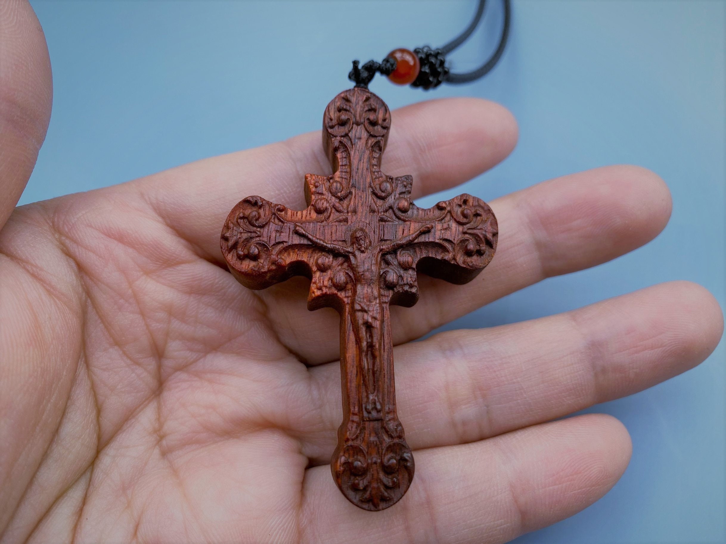 彫刻入り白檀製イエス・キリスト十字架ペンダント：キリスト教
