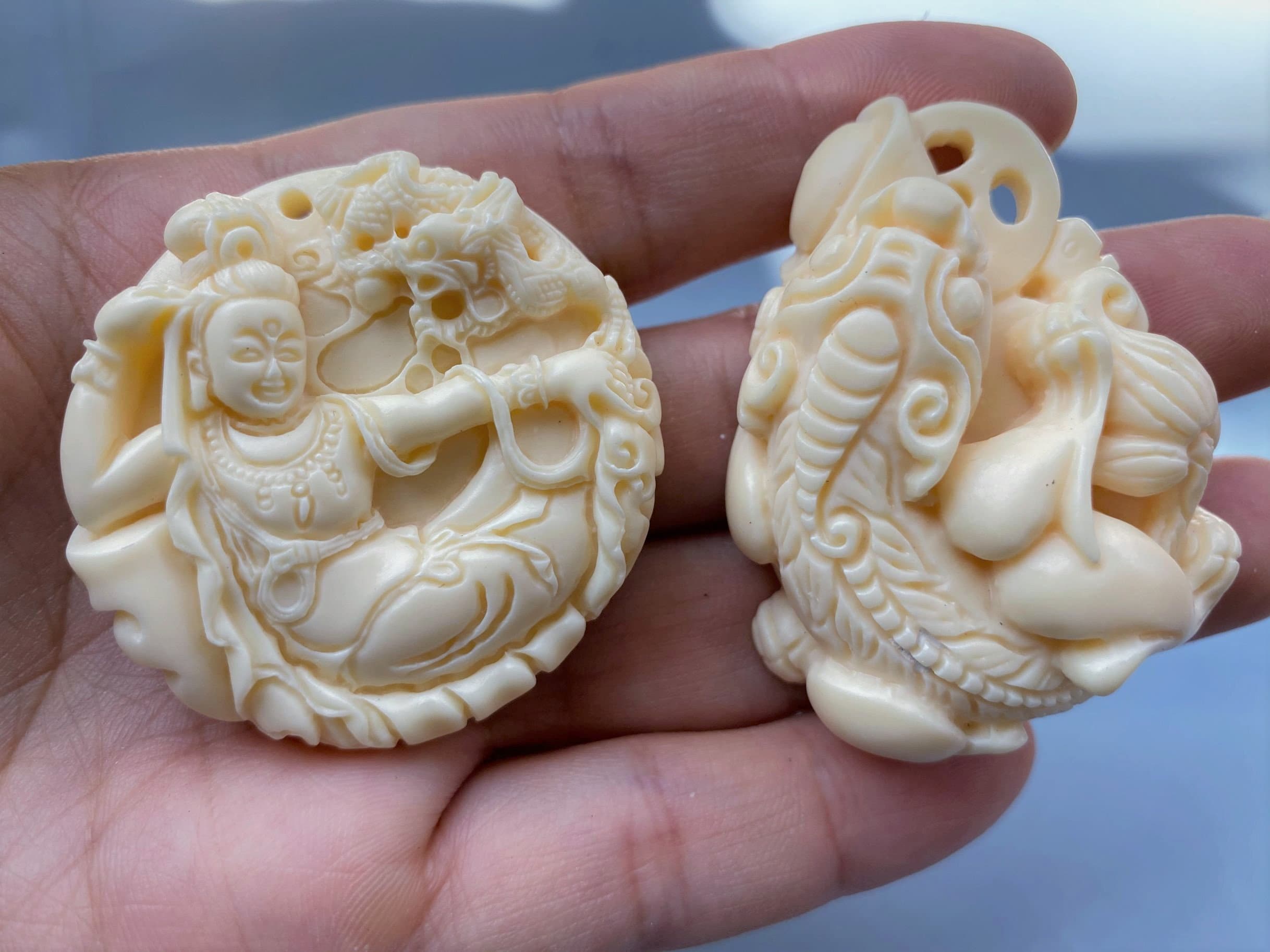 タグアナッツ彫刻仏像チャーム：手仕事のジュエリーペンダント