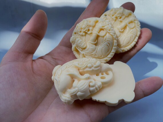 タグアナッツ彫刻仏像チャーム：手仕事のジュエリーペンダント