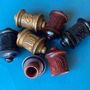 Medallón de mantra OM de sándalo: amuleto de oración tibetano (25 x 14 mm)