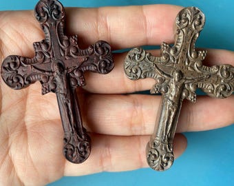 彫刻入り白檀製イエス・キリスト十字架ペンダント：キリスト教