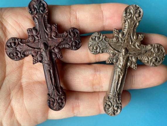 彫刻入り白檀製イエス・キリスト十字架ペンダント：キリスト教
