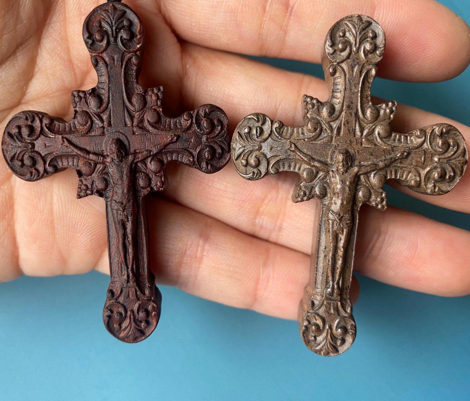彫刻入り白檀製イエス・キリスト十字架ペンダント：キリスト教