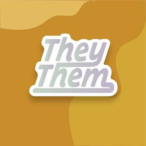 Può includere: Etichetta bianca con le parole "They Them" in colore lilla chiaro con un contorno bianco su uno sfondo giallo.