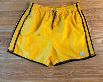 Bañador corto amarillo retro con raya negra, talla grande.
