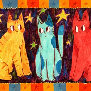 Könnte beinhalten: Illustration von drei Cartoon-Katzen in Orange, Blau und Rot, mit Sternakzenten. Die orange Katze hat Streifen, die blaue Katze hat Flecken und die rote Katze ist einfarbig. Dunkler Hintergrund mit Sternen.