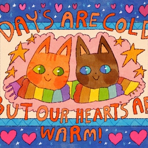 Könnte beinhalten: Eine skurrile Illustration mit zwei Cartoon-Katzen, die Regenbogen-Schals tragen. Der Text lautet: „Die Tage sind kalt, aber unsere Herzen sind warm!“ mit Herzen und Sternen in einem farbenfrohen Rahmen. Die Katzen haben grüne und blaue Augen.