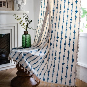 Boho Vorhang Blau Vertikal Streifen Tie-dyed Print Leinen Baumwolle Halb blind Vorhang Stoff mit beige Quasten,Boho Wand Dekor