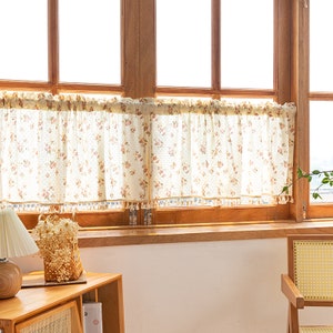 Rot Blumenmuster Cafe Vorhänge: Bestickte Baumwoll Küchenvorhänge mit Quasten (2 Paneele)