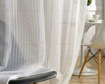 Puede incluir: Cortinas blancas y transparentes con rayas verticales que cuelgan en una habitación con una silla de madera y una mesa blanca.