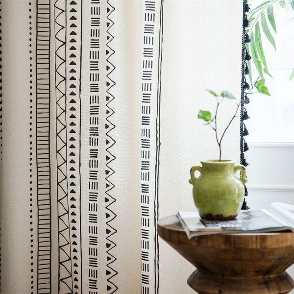 Geometryczna, czarna, lniana zasłona w paski: frędzle w stylu boho
