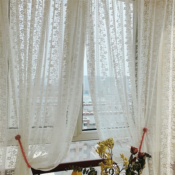 Cortina de encaje jacquard con flores blancas: decoración romántica para el dormitorio