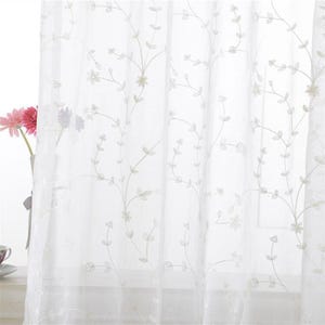 Tenda trasparente ricamata con motivi floreali: rami bianchi, pannelli personalizzati, foglie bianche, ricami di viti, disegno di ricamo di rami