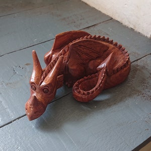 Grote handgemaakte houten draak gesneden volgens een hoge standaard en afgewerkt met zachte bijenwas.