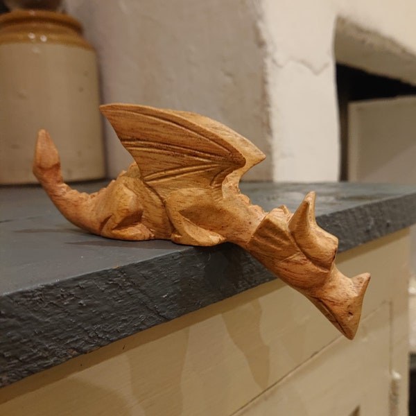 Petit mais mignon, dragon en bois sculpté à la main.