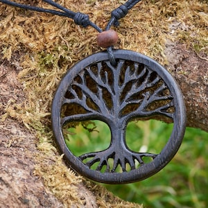 Der Holzanhänger Baum des Lebens ist aus Mooreiche und an einem verstellbaren gewachsten Baumwollband befestigt.