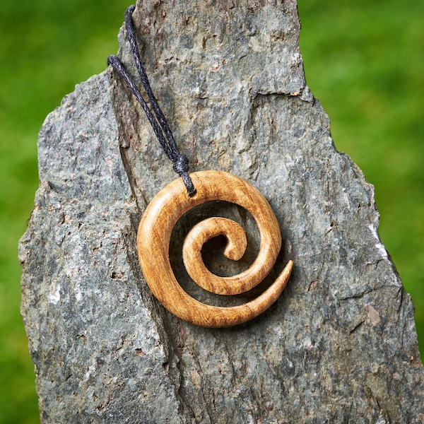 Pendentif spirale en bois fabriqué à partir de cytise du vent et suspendu à un string réglable en coton ciré