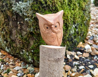 Handgeschnitzte Eule auf Ständer