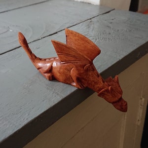 Pequeño pero lindo dragón de madera tallado a mano. Acabado de alta calidad.