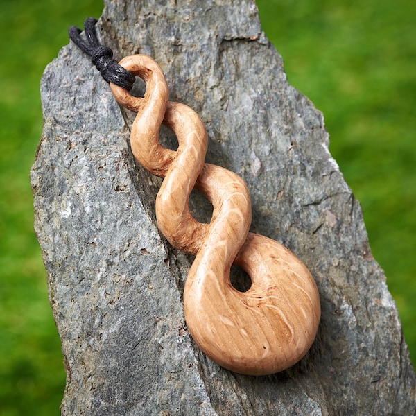 houten Keltische knoophanger gemaakt van 350 jaar oud gerecycled eikenhout, opgehangen aan een gewaxte katoenen string