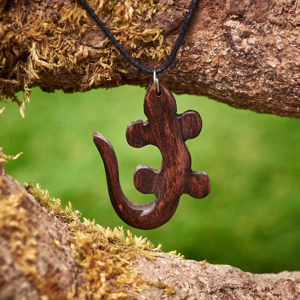 Pendentif en forme de lézard en bois fait de bois de rose récupéré et accroché sur un string en coton ciré réglable