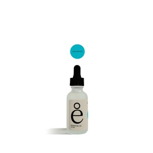 Peut inclure: Une bouteille en verre transparent avec un compte-gouttes noir rempli d'huile essentielle d'eucalyptus. La bouteille porte une étiquette blanche avec le texte "e" dans une police stylisée et les mots "HUILE ESSENTIELLE 10 ml" imprimés dessus.
