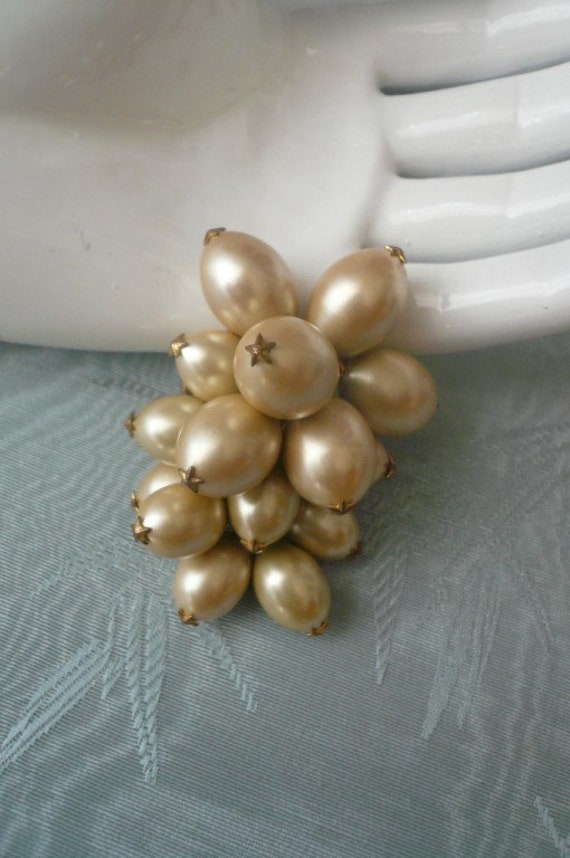 1930s pearl grape brooch