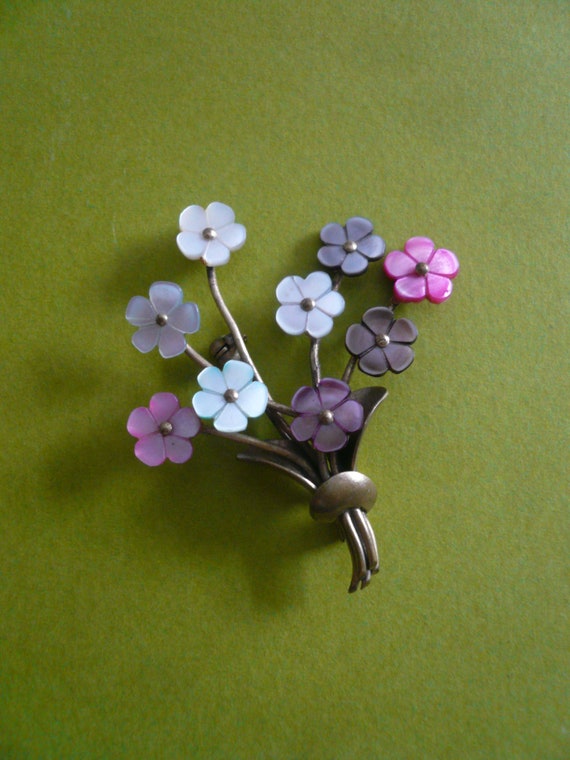 Vintage shell floral brooch c.1950