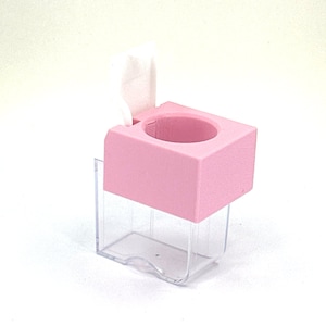 以下が含まれることがあります： ピンクのプラスチック製の容器で、透明なプラスチック製の底と白い蓋が付いています。蓋が開いていて、容器は空です。
