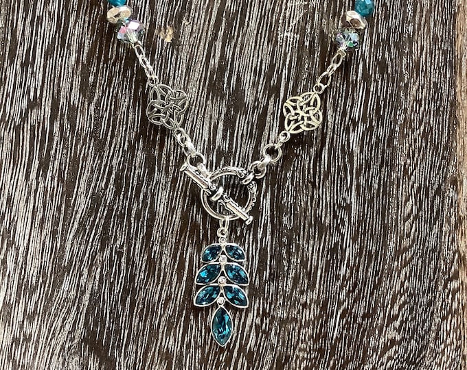 Toggle necklace with blue crystal leaf and Apatite