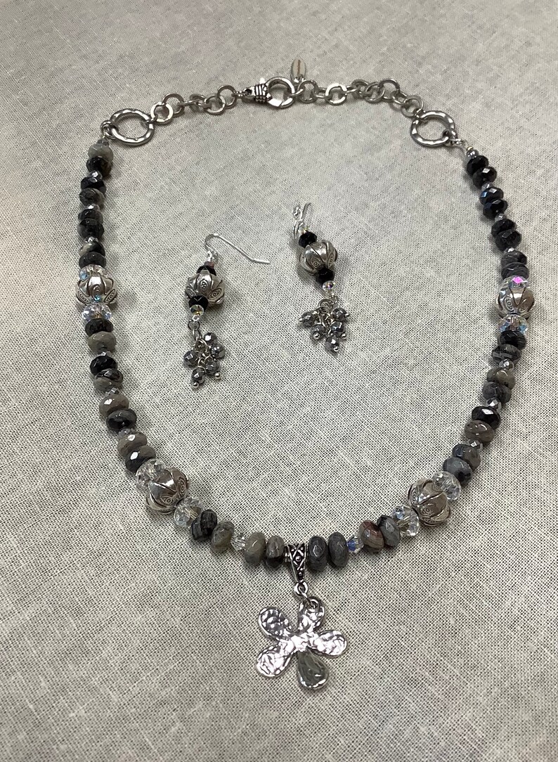 Flower necklace with black leaf Jasper