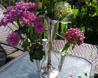 A beautiful 1930s epergne three removable trumpets and one large flute that is not detachable. E.P.N.S. Very attractive superb centre piece.
