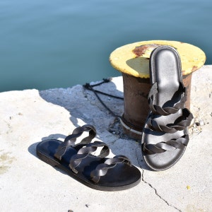 black leather woman flat sandal