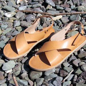 Sandalias de cuero beige: zapatos de verano griegos hechos a mano