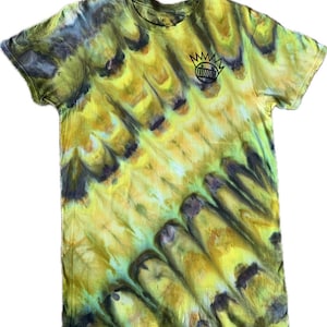 Puede incluir: Una camiseta tie-dye verde, amarilla y negra con un gráfico en blanco y negro de una cara con una corona en la parte superior.
