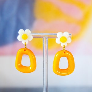 Retro Daisy Flower Earrings, 60s Inspired Geometric Statement Jewelry, Yellow Resin Dangle Earrings, Funky Summer Boho Chic Accessories