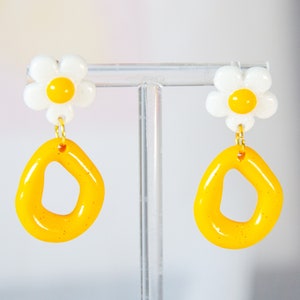 Retro madeliefjebloem statement oorbellen - gele en witte geometrische hangers zomeroorbellen