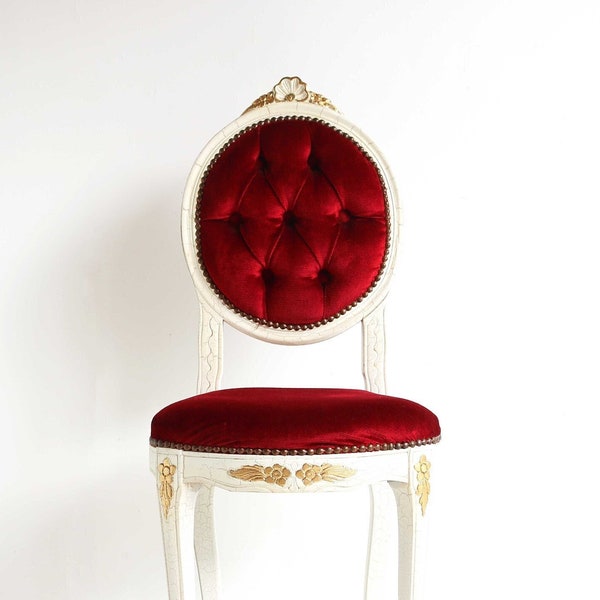 Chaise sculptée en bois italien vintage tissu rouge matelassé belle romantique 1960 chaise de vanité du milieu du siècle chambre à coucher, Style Louis XV