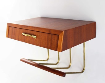 Teck et fer doré Milieu du siècle Moderne Ouvert et tiroir Minimaliste Mural Table de chevet Table d’appoint Scandinave 1960 années 60