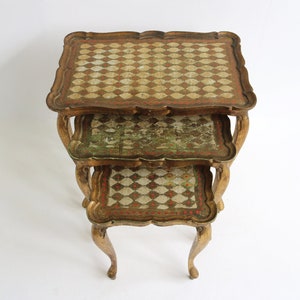 Elegantes 3er Set italienischer Florentiner Gold Hollywood Regency Holz Stapeln Satztische Zusätzliche Tische Beistelltische Setztische 1960er Jahre