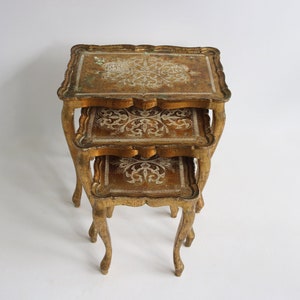 Satz von drei italienischen Florentiner Gold Hollywood Regency Holz Stapeln Satztische Zusätzliche Tische Beistelltische Gedeckte Tische 1960er Jahre