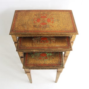 3er Set Italienischer Florentiner Gold Hollywood Regency Holz Stapelsätze Satztische Gerade Beine zusätzliche Tische Beistelltische 1960er Jahre