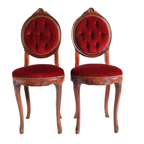 Belle paire de chaises de salle à manger italiennes romantiques en velours rouge Paire de chaises de chambre à coucher sculptées à la main de style Louis XV chaise d'appoint des années 1960