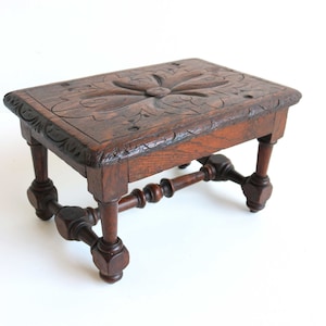 Pequeno banco inglês vitoriano antigo, pequeno suporte para chaleira esculpido à mão, apoio para os pés em miniatura, suporte para plantas, mini banco, degrau de madeira, carvalho, 1880