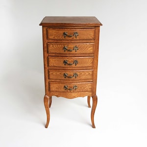 Vijf lades landelijke Franse Louis XVI-stijl antieke stijl eiken gang nachtkastje 1960 midcentury nachtkastje vintage